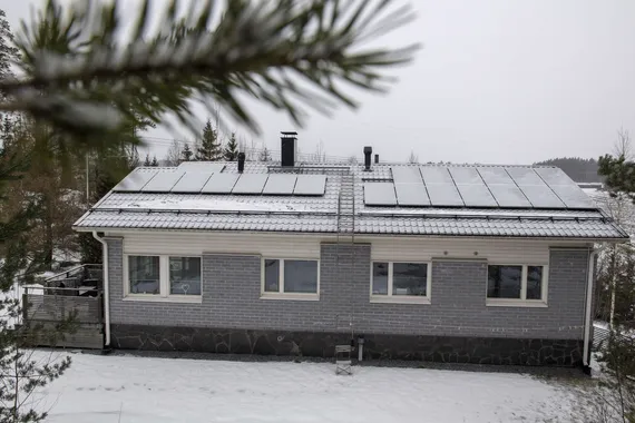 Kiina heiluttaa nyt hintaa Suomessakin – Aurinkopaneelit kallistuvat voimalla