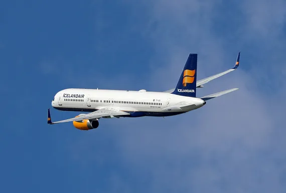 Eläköityvä liikennelentäjä tempaisi ja teki tosi matalan ylilennon – Matkustajat kyydissä, maassa säikähdettiin ja lentoyhtiökin suuttui