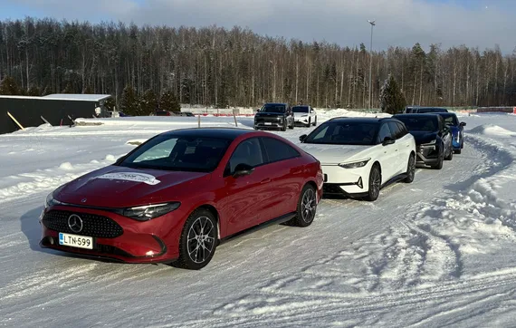 Kriisin vaikutus leviää: Sähköautojen kauppaan ennakoidaan muutoksia Suomessa – rajapyykki voi ylittyä