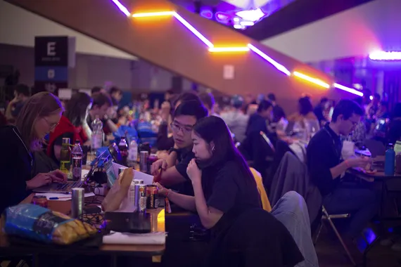 Katastrofi uhkasi it-alan toivojen suurtapahtumaa – Näin toimii hackathon, jonne puolustusyhtiöt jonottavat