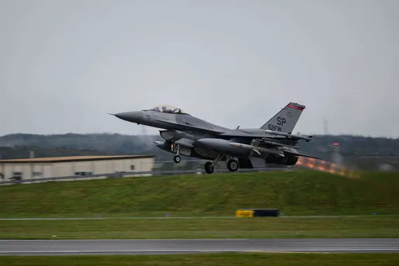 USAF:n F-16-hävittäjät lensivät suoraan kohti ohjusta – Sitten kuului jytinä