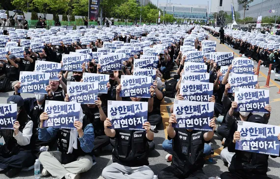 Kymmenet tuhannet työntekijät vaativat jokaiselle 350 000 euron bonuksia – Samsungilla kaaos päällä