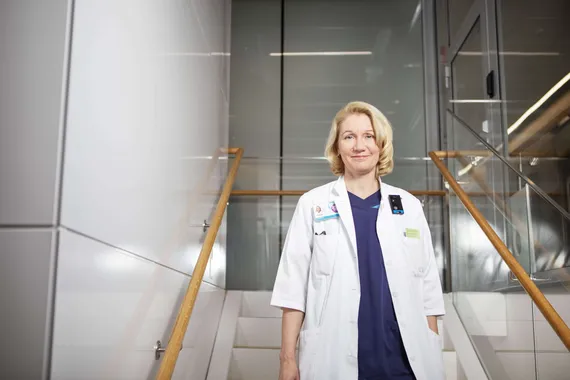 Vuoden syöpälääkäri on ”on yksi Suomen monipuolisimmista, empaattisimmista  ja osaavimmista onkologeista” | Mediuutiset
