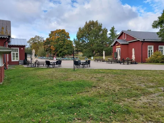 Sauli Niinistön varuskuntasaari on kärsinyt vuosikymmenien laiminlyönnistä,  mutta nyt suojeltuja rakennuksia yritetään pelastaa | Tekniikka&Talous