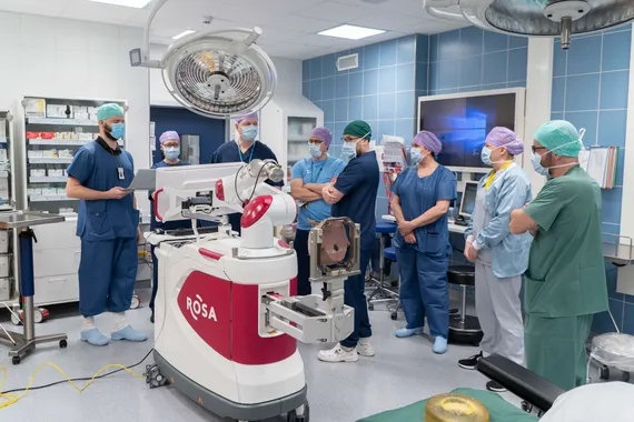Neurokirurgiallakin tehdään yhä enemmän robottitoimenpiteitä – Syksystä  alkaen Kysissä asennetaan robotin avulla myös syväaivostimulaattoreita  potilaiden aivoihin | Mediuutiset