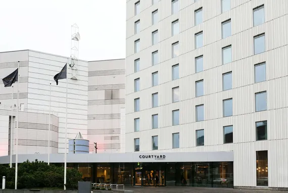 Courtyard by Marriott avasi ovensa Tampereella - työntekijät kertovat miksi  valitsivat kansainvälisen hotelliketjun | Kauppalehti