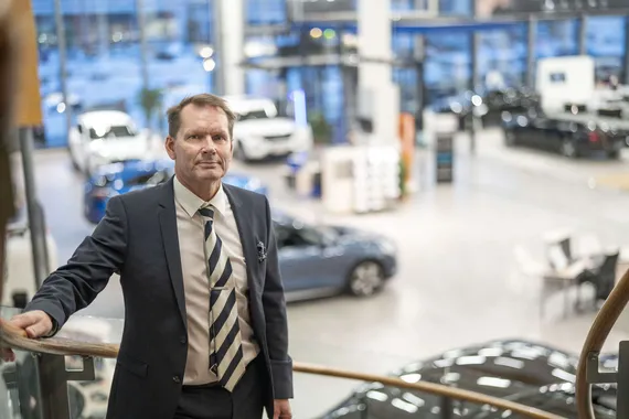 Suomen fyysisesti suurimman, 30 000 m² autokaupan johtaja ihmettelee  sähköautojen liiallista suosimista lainsäädännössä: ”0-päästöinen  polttomoottori olisi ollut mahdollinen” | Tekniikka&Talous