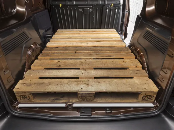 pieni-pakettiauto-onkin-suuri-sis-lt-tilaa-kahdelle-kuormalavalle