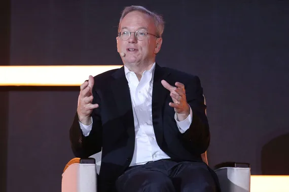 Tekoäly. Eric Schmidt vertaa tekoälyn tilannetta 1950-luvun ydinkokeisiin. Kuvassa Schmidt puhumassa internet-konferenssissa Kiinassa vuonna 2017. Kuva: WU HONG
