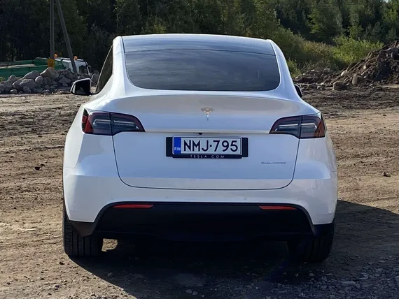 Teslan uutuus tarjoaa isosti tilaa – Model Y on kuin pulleaksi puhallettu  Model 3 | Kauppalehti