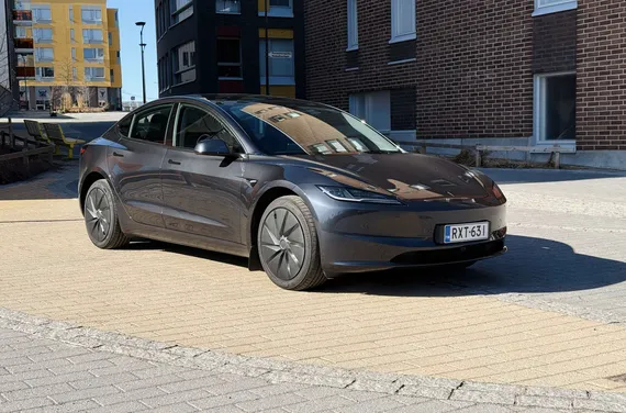 Kaikkien aikojen halvin Tesla on saapunut Suomeen.