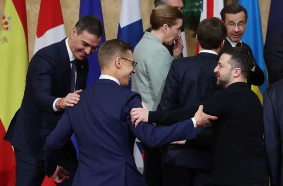 Presidentit Alexander Stubb ja Volodymyr Zelenskyi vaihtoivat lämpimän tervehdyksen Lontoon kokouksessa.