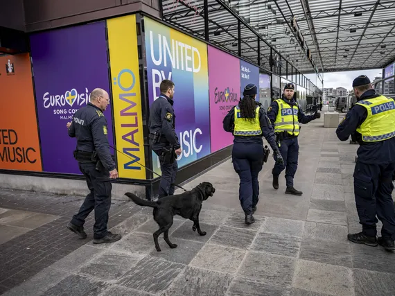 Poliiseja ja pommikoiria Malmö Arenan ulkopuolella.