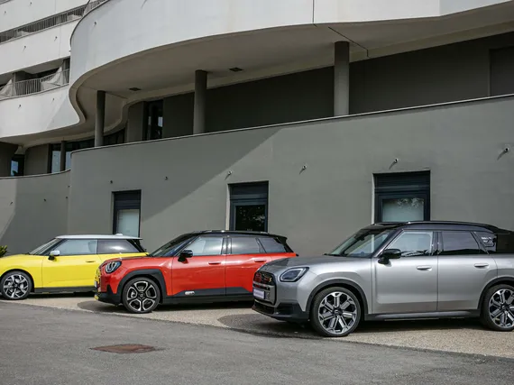 Nyt koeajetun kolmiovisen Cooperin (keltainen auto) lisäksi Minin täyssähköiseen tuoteperheeseen kuuluvat juuri ensiesitelty neliovinen Countryman (harmaa) ja lokakuussa esiteltävä kaupunkimaasturimaisempi Aceman (punainen). Kaksi viimeisintä käyttävät samoja sähkövoimalinjoja kuin emoyhtiö BMW:n iX2, joten niistä on saatavilla myös kaksimoottoriset ja nelivetoiset vaihtoehdot.