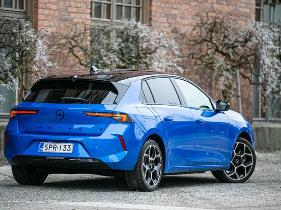 Tuossa on kaapin, ja tuossa täyssähköisen Opel-legendan paikka ...