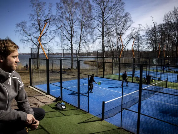 Nevaksen pihapiiri uudistuu - asfalttia ja padel-kenttiä tulossa