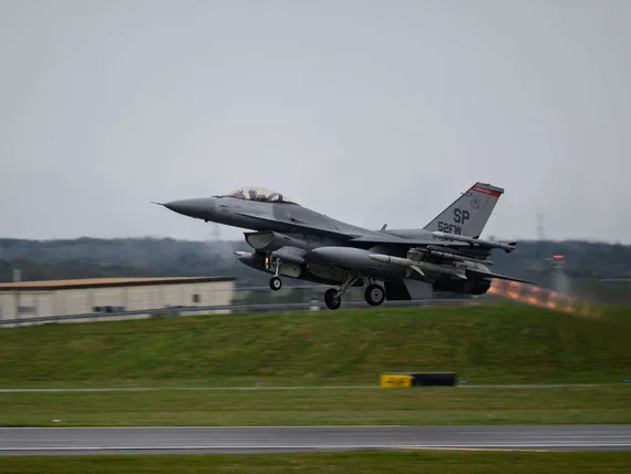 USAF:n F-16-hävittäjät lensivät suoraan kohti ohjusta – Sitten kuului ...
