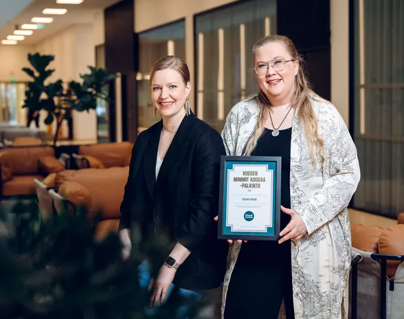 Viime vuoden voittaja Susanna Kyllönen jakoi palkinnon Ursula Koskelle (oikealla).