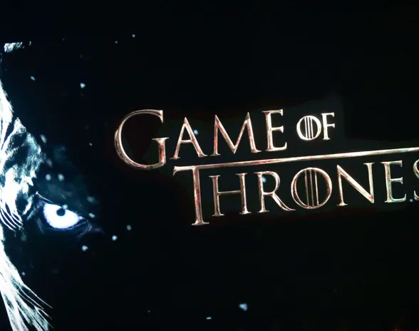 Game of Thrones (suom. ’Valtaistuinpeli’) on George R.R. Martinin luoman A Song of Ice and Fire -kirjasarjan (suom. ’Tulen ja jään laulu’) ensimmäinen osa. Sen mukaan nimettiin kirjasarjan pohjalta tehty huippusuosittu televisiosarja.