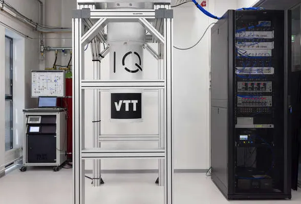 Suomen ensimmäinen kvanttitietokone Helmi VTT:n ja Aalto-yliopiston yhteisessä kansallisessa tutkimusinfrastruktuurissa Micronovassa, Espoossa.