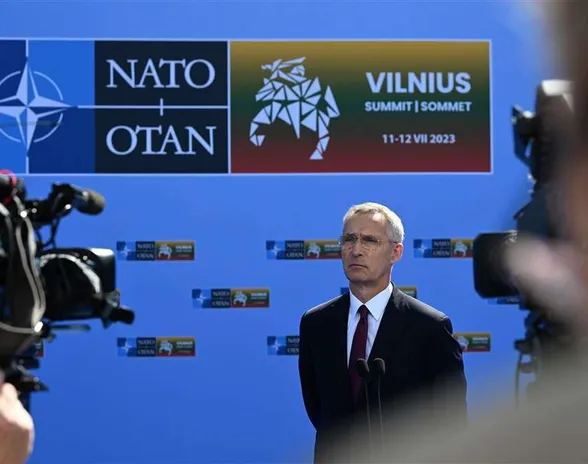 Naton pääsihteeri Jens Stoltenberg saapui tiistaina median eteen Vilnassa.