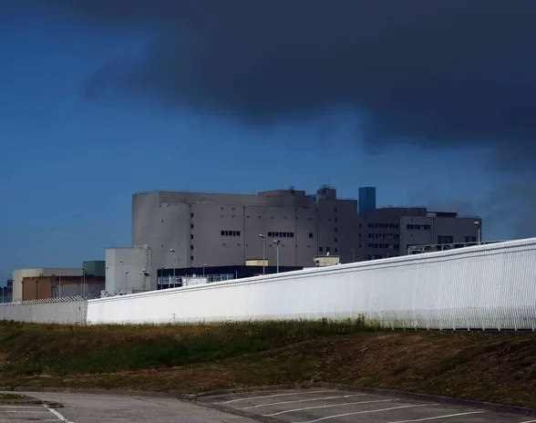 La Haguen ydinjätteen jälleenkäsittelylaitos Ranskassa. Ydinjätteiden jälleenkäsittelystä päätyy meriin enemmän aktiivisuutta kuin muinoin upotetuista ydinjätteistä.
