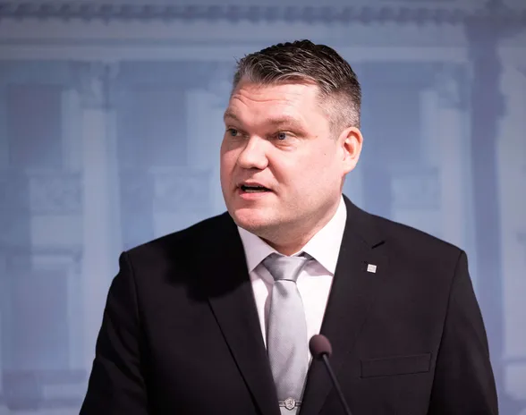 Mikko Savola toimii puolustusministerinä vajaat kaksi kuukautta Antti Kaikkosen isyysvapaan ajan.