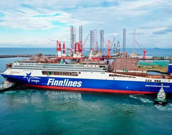 Uusista aluksista ensimmäinen, Finnsirius, laskettiin vesille 30.8.