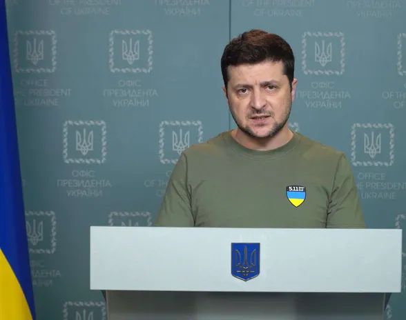 Ukrainalaisten yhtenäinen puolustustaho presidenttiä myöten on yllättänyt hyökkääjät. Valtionpäämies Volodymyr Zelenskyi vaihtoi tumman puvun armeijavaatteisiin ja näyttää maastonvihreässä täydellisen uskottavalta.