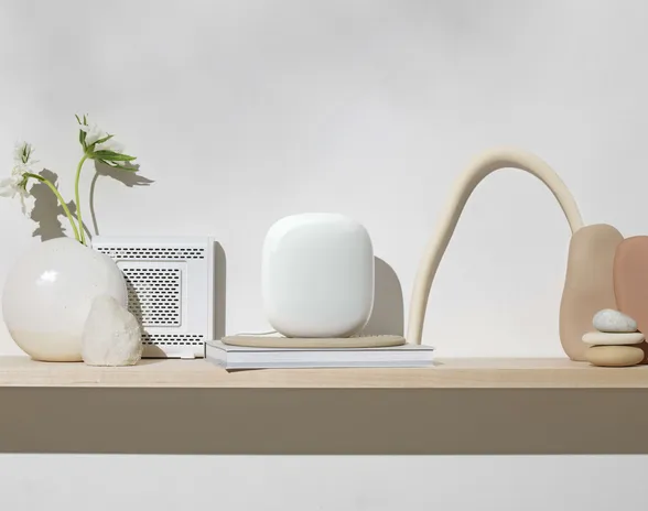 Google kertoo, että Nest Wifi Pro suunniteltiin sulavalinjaiseksi ja tyylikkääksi.