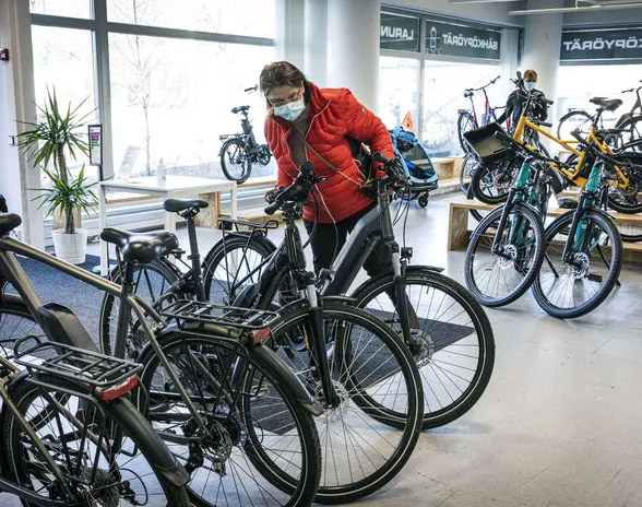 Moni ottaa työsuhdepyöräksi sähköpyörän, jonka arvo on tuhansia euroja. Kuva Larunpyörästä Helsingin Lauttasaaresta.