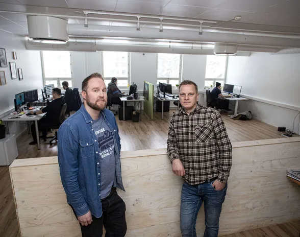 Toimitusjohtaja Olli Lahtinen (vasemmalla) ja talousjohtaja Teemu Määttä ovat saaneet Kitka Gamesin kovaan kasvuun. Tänä vuonna Stumble Guys -mobiilipeli moninkertaistaa yhtiön liikevaihdon.