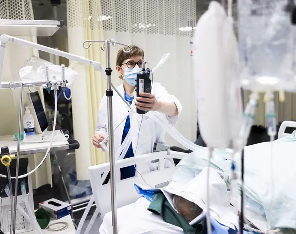 Erikoislääkäri Christiane Halme seuraa Puijon sairaalassa leikkauksesta toipuvan potilaan sydäntä.