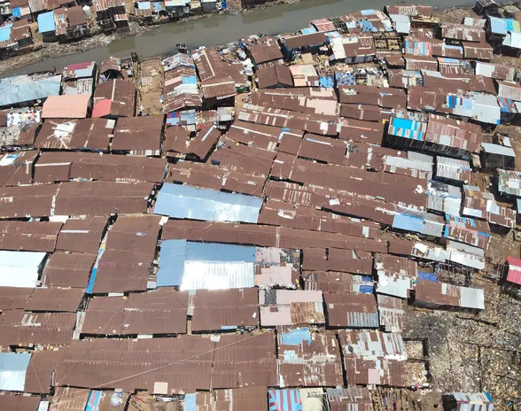 Freetownissa kokeiltiin kattojen päällystämistä heijastavalla kalvolla kuumuuden päihittämiseksi.