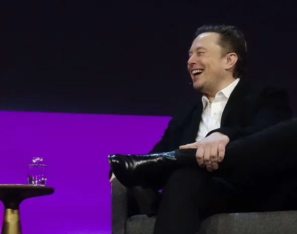 Elon Musk haastoi Mark Zuckerbergin häkkitappeluun, vaikka Zuckerberg on harrastanut kamppailulajeja. Kuva Ted Talk -puhetilaisuudesta keväältä 2022.