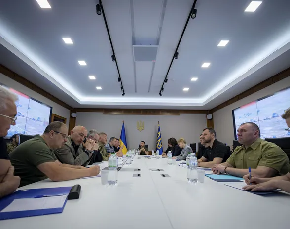 Ukrainan presidentti Volodymyr Zelenskyi kutsui tiistaina Kiovaan koolle hätäkokouksen patotuhon vuoksi.