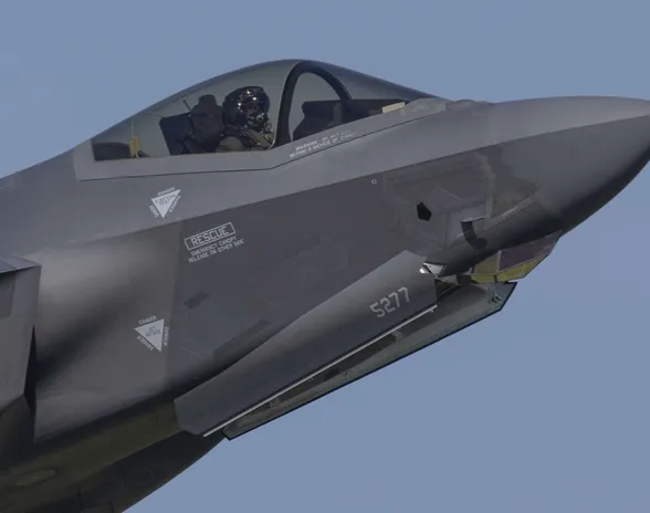 Tämä Yhdysvaltain ilmavoimien F-35A näytti nokkaansa Air Defender 2023 -ilmasotaharjoituksessa Spangdahlemin lentotukikohdassa Saksassa 14. kesäkuuta.
