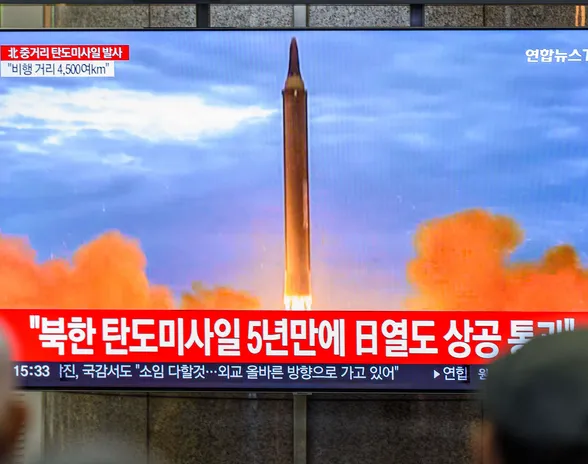 Pohjois-Korea testaa ohjuksiaan nykyään ahkerasti, ja sen aseohjelmaa rahoitetaan verkkorikollisuudella. Kuva eteläkorealaisesta uutislähetyksestä.