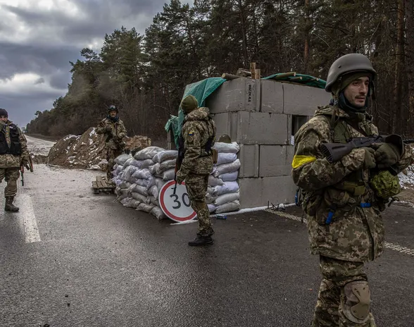 Ukrainalaiset sotilaat valvovat tarkastuspistettä Kiovan itäisellä etulinjalla.