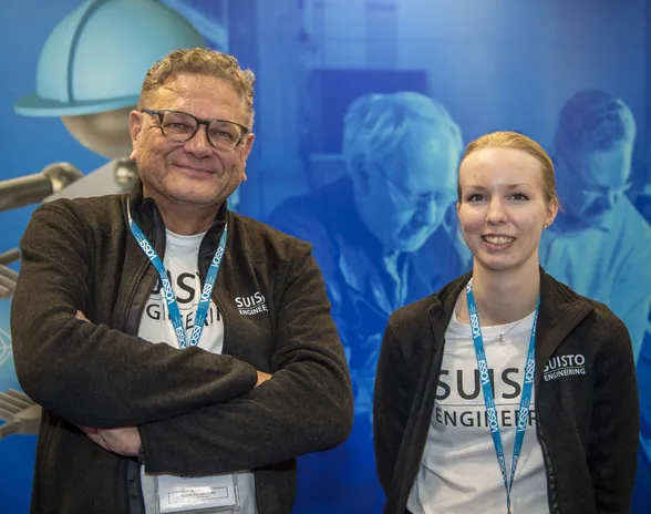 Suisto Engineeringin toimitusjohtaja Mika Korhonen ja suunnitteluinsinööri Jenni Ahonen hakivat toimeksiantojen lisäksi työntekijöitä Konepajamessuilta.