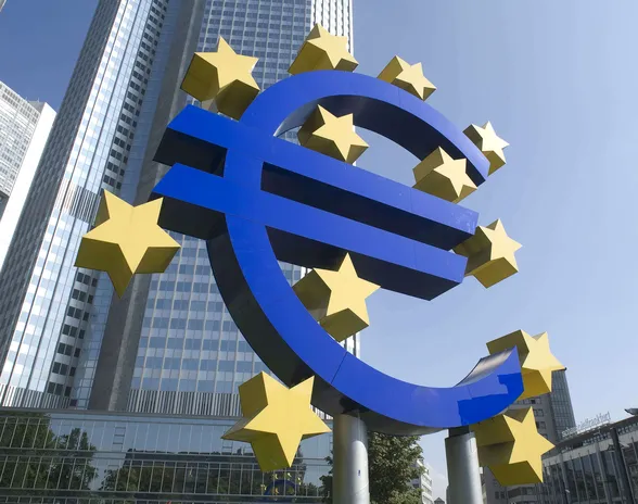 Vahvistuva dollari lisää inflaatiopainetta Euroopassa. Torstaina EKP julkistaa uuden korkopäätöksensä.