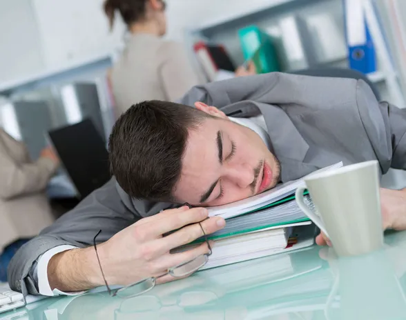 Lyhennettyä työviikkoa tekevät nukkuvat tutkimuksen perusteella paremmin kuin täysipäiväistä viikkoa tekevät.