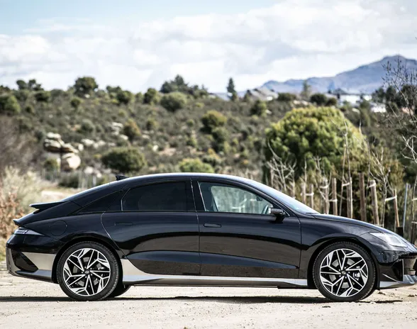 Uuden sähköauton keskimääräinen hankintahinta on Autoliiton mukaan lähes kaksinkertainen uuteen bensiiniautoon verrattuna. Kuvassa Kauppalehden ensikoeajossa vuoden 2023 yksi odotetuimpia sähköuutuuksia, Hyundai Ioniq 6. Sen hinnat alkavat 60 390 eurosta.