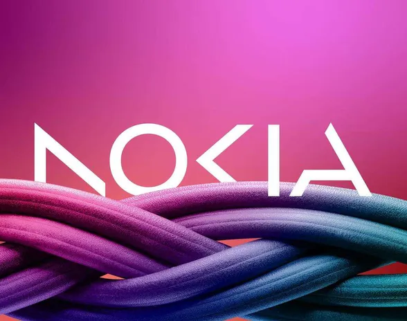 Nokian uusi logo on entistä minimalistisempi, mutta ainakin suomalainen osaa lukea tekstin oikein. Peruslogo on yhä sinivalkoinen, mutta logoa voidaan käyttää eri väreissä tilanteen mukaan. Myös yhtiön verkkosivustolta löytyy useita variaatioita.