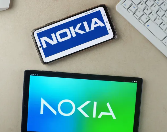 Kuvassa Nokian perinteikäs logo sekä uudistettu versio.