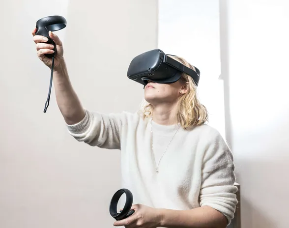 VR-lasit päässä voi päästä kotoa tapahtumiin, tai hypätä tapahtumassa virtuaalitodellisuuteen.