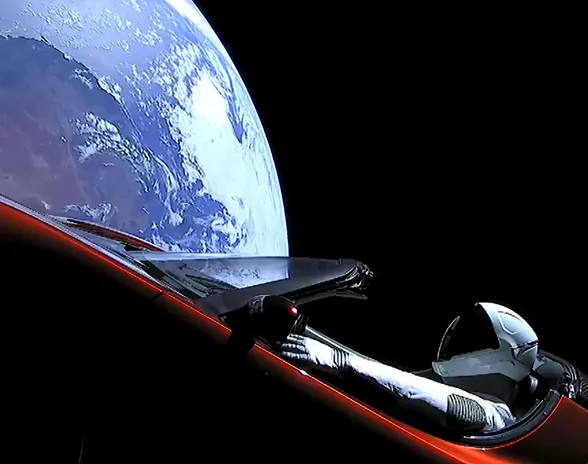 Tesla Roadster kiertää Aurinkoa kerran 557 päivässä.