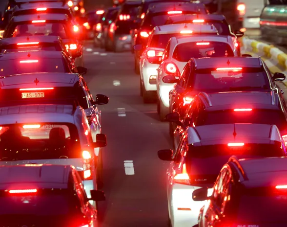 Sähköautot poistavat paikalliset päästöt, mutta nykyinen laskenta ei huomioi autojen kokonaispäästöjä.