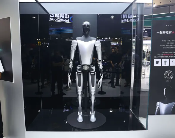 Teslan Optimus-humanoidia esiteltiin Shanghaissa heinäkuussa 2023.