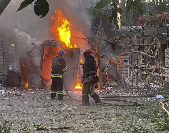 Ukrainalaispalomiehiä tutkimassa venäläisten raketti-iskun tuhoja Zaporižžjassa 9. elokuuta. Venäjä on sodan aikana iskenyt tuhoisasti useille alueilla Ukrainassa.